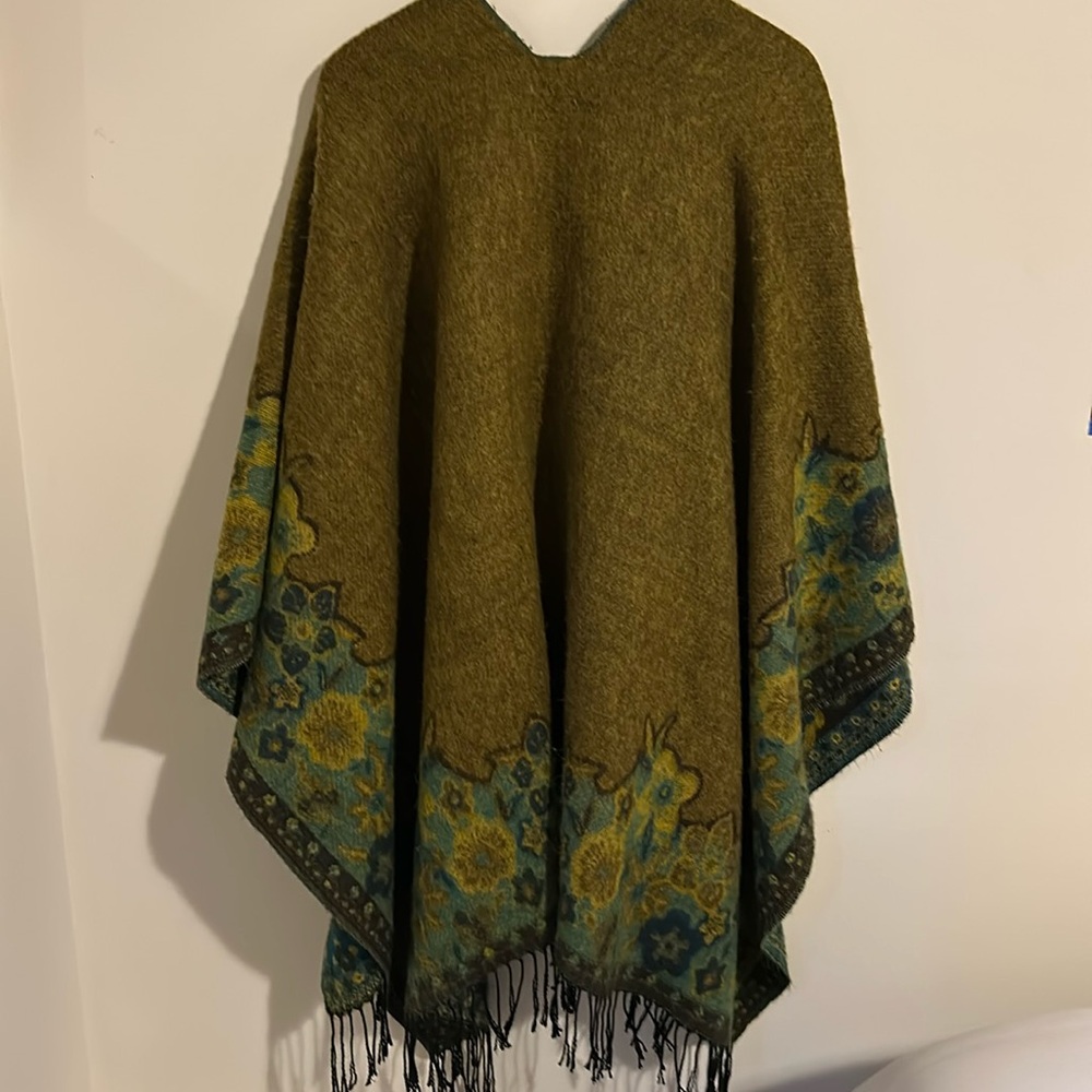 Cozy, Soft, Floral Reversible Poncho/Cape with Fringe Oversized One Size - Picture 8 of 8